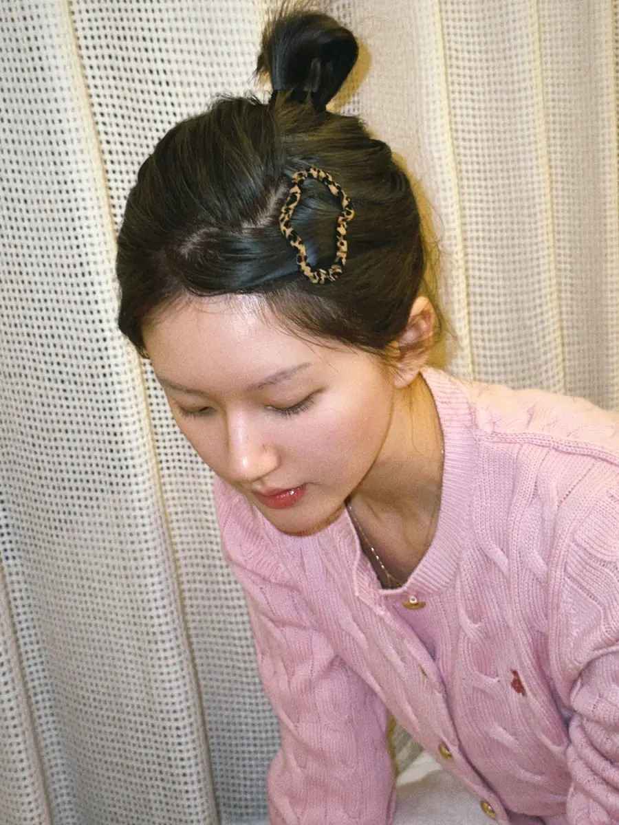 Zhao Lusi Shares Casual Lunar New Year Home Photos: Barefaced with Glasses, Exuding Quiet Beauty